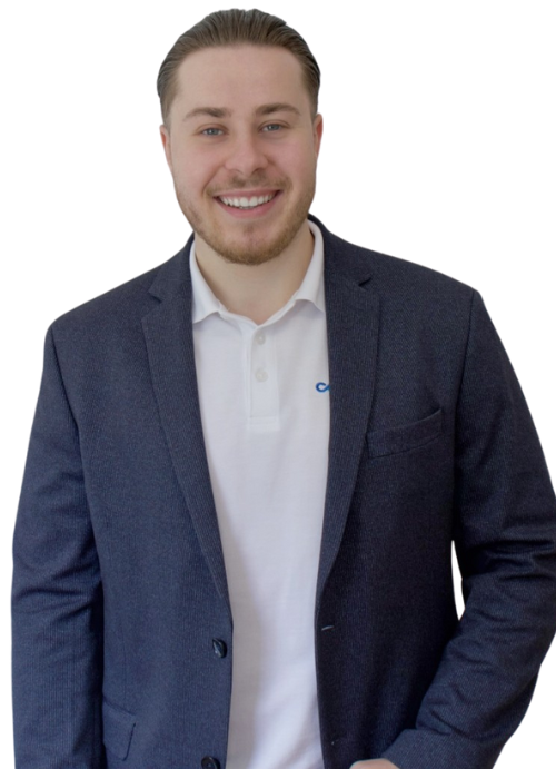 Ein lächelnder Mann in einem Anzug steht vor einem weißen Hintergrund und verkörpert IT-Sicherheitsexpertise bei CodeKlar.