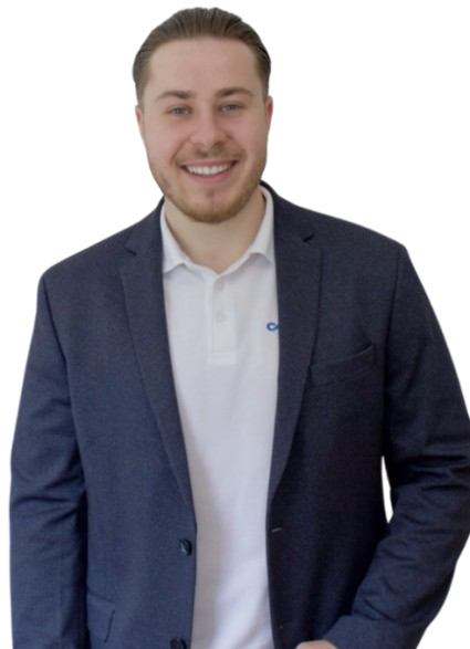 Ein lächelnder Mann in einem dunklen Anzug steht vor einem weißen Hintergrund, symbolisierend für IT Sicherheit.