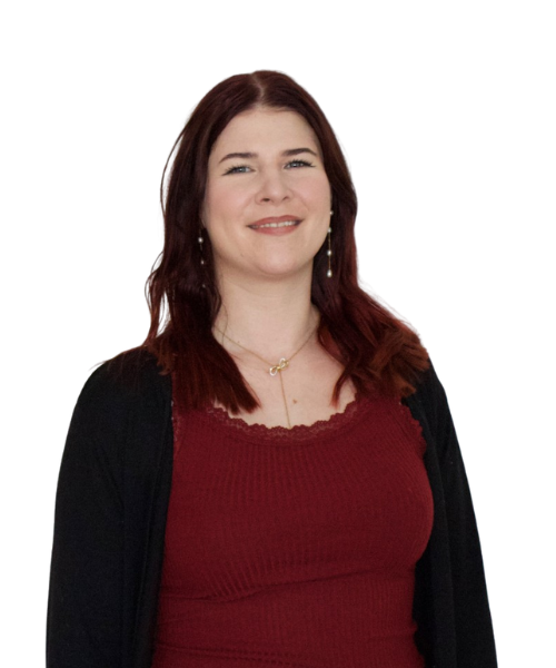Aline steht freundlich lächelnd vor neutralem Hintergrund, präsent für die IT-Lösungen von CodeKlar GmbH | © CodeKlar GmbH.