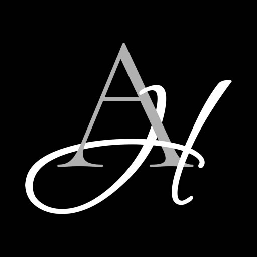 Andreas Horb steht vor einem Bildschirm und erklärt IT-Lösungen von CodeKlar GmbH, einschließlich Microsoft 365 und Azure.
